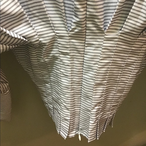 Beautiful pinstripe top - Picture 3 of 6